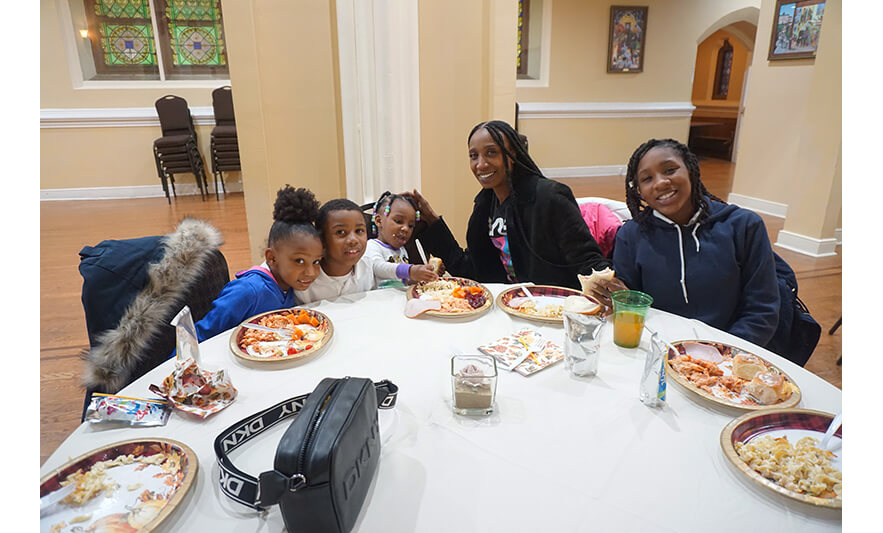 Withum Harmony House Thanksgiving Dinner 11-21-2022 Mom and four kids at table for web